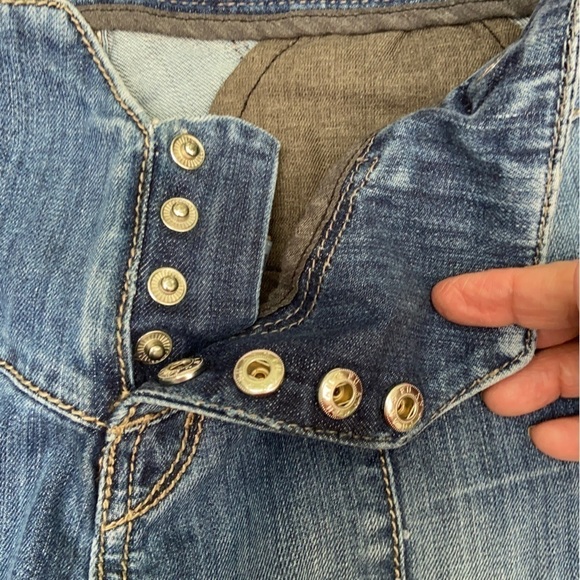 Marcia o jeans have heavy duty snaps in gold town, and really unusual detailing. - Picture 8 of 14